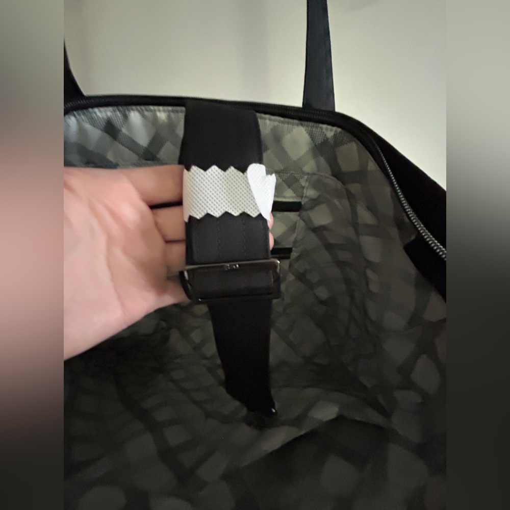 LUG PADDLE CARRY ALL TOTE BLACK NWT - Picture 5 of 9